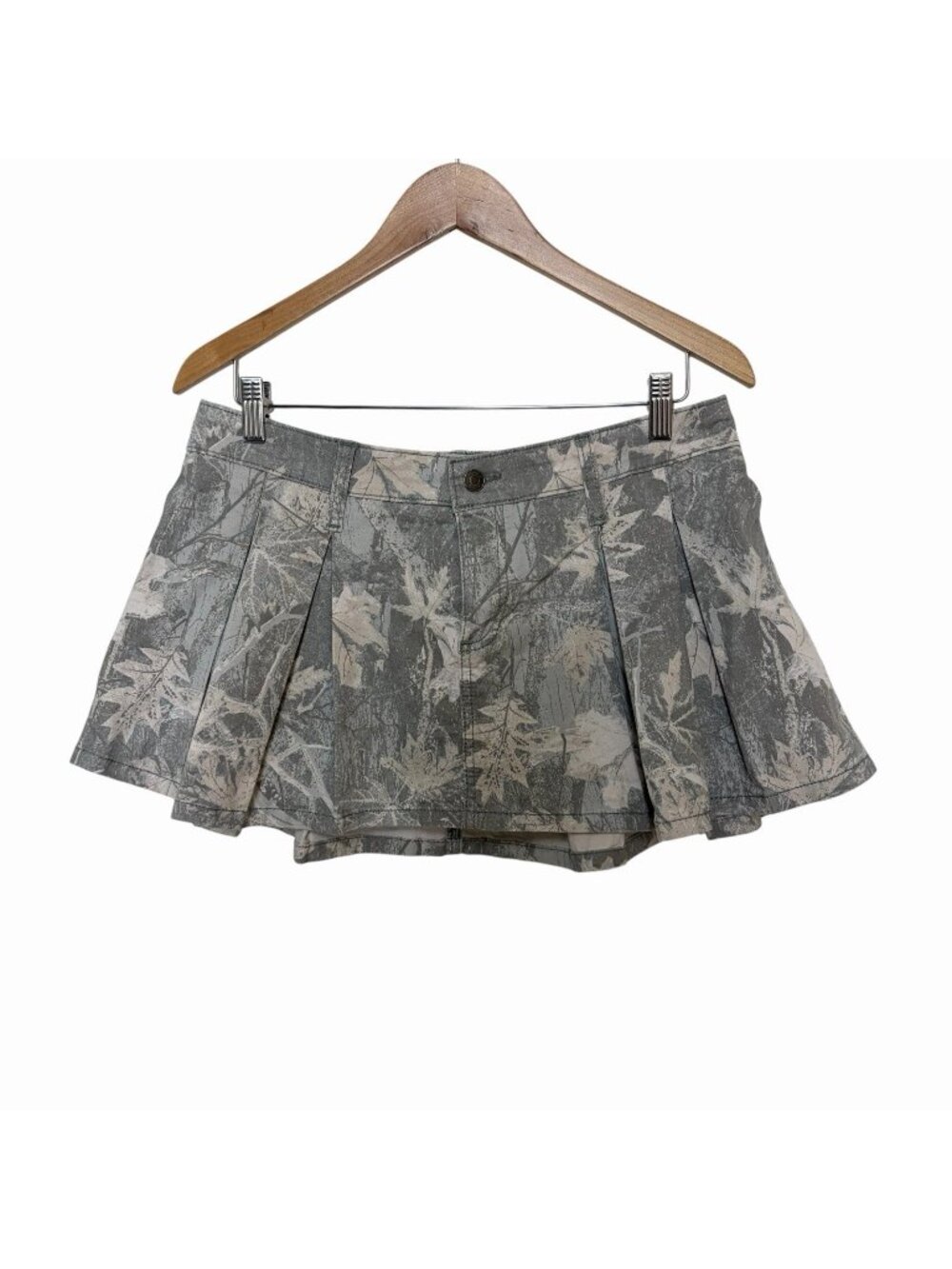 Hollister grey camo low rise pleated mini skirt size Medium